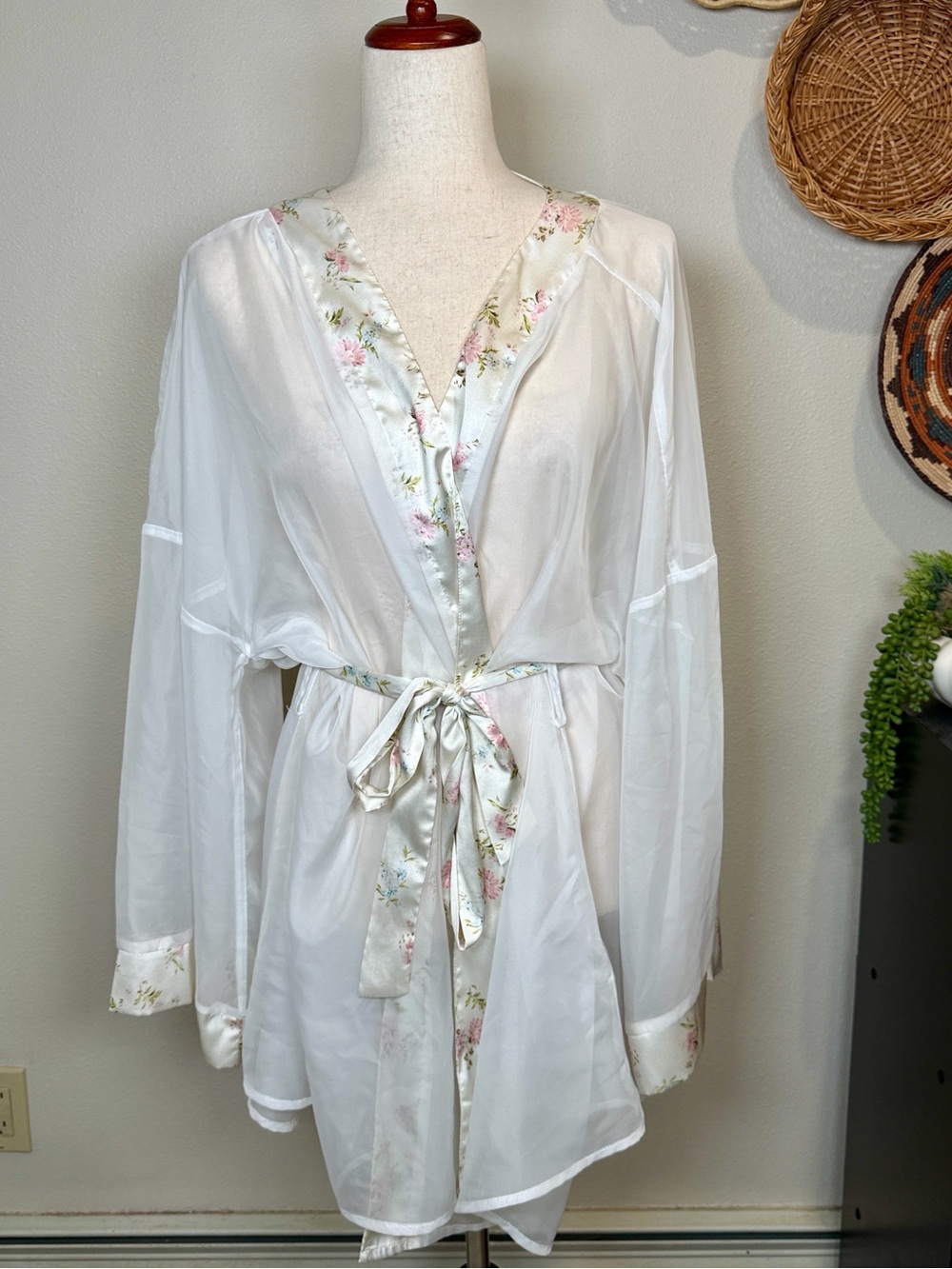 Cider Sheer Belted Floral Trim White Pink Kimono Satin Robe Large